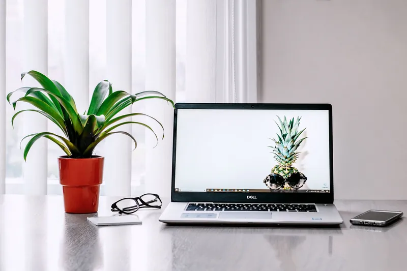 Bureau lumineux avec ordinateur portable