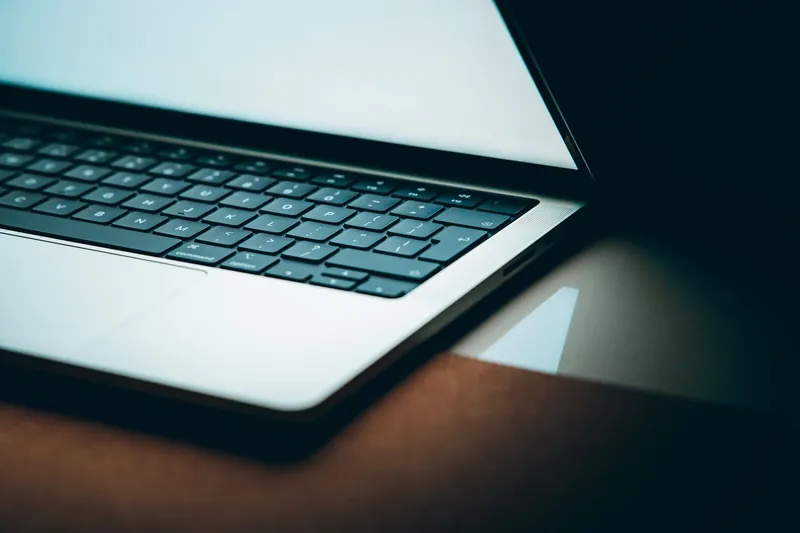 Clavier de MacBook dans la pénombre