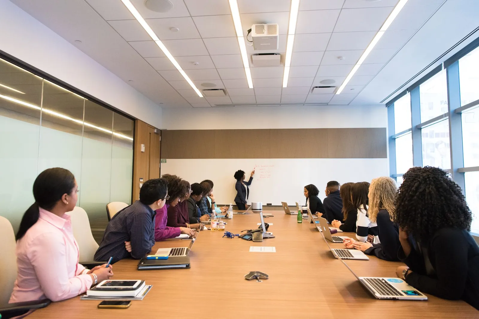 Comité de direction réuni en salle de conseil
