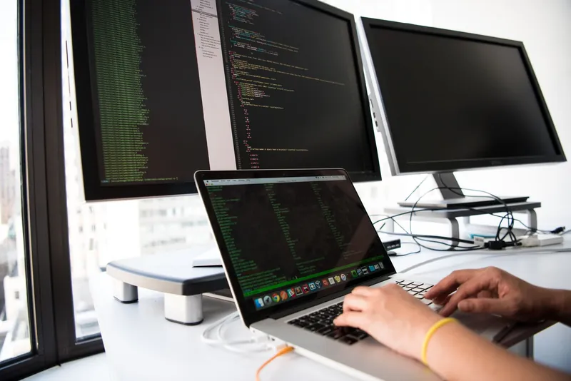 Poste de travail informatique à plusieurs écrans
