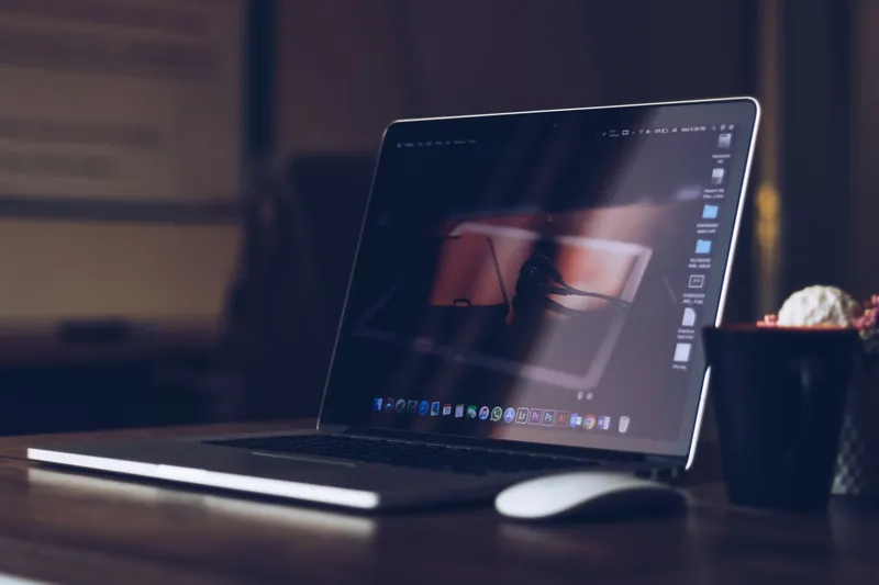 MacBook Pro ouvert sur un bureau