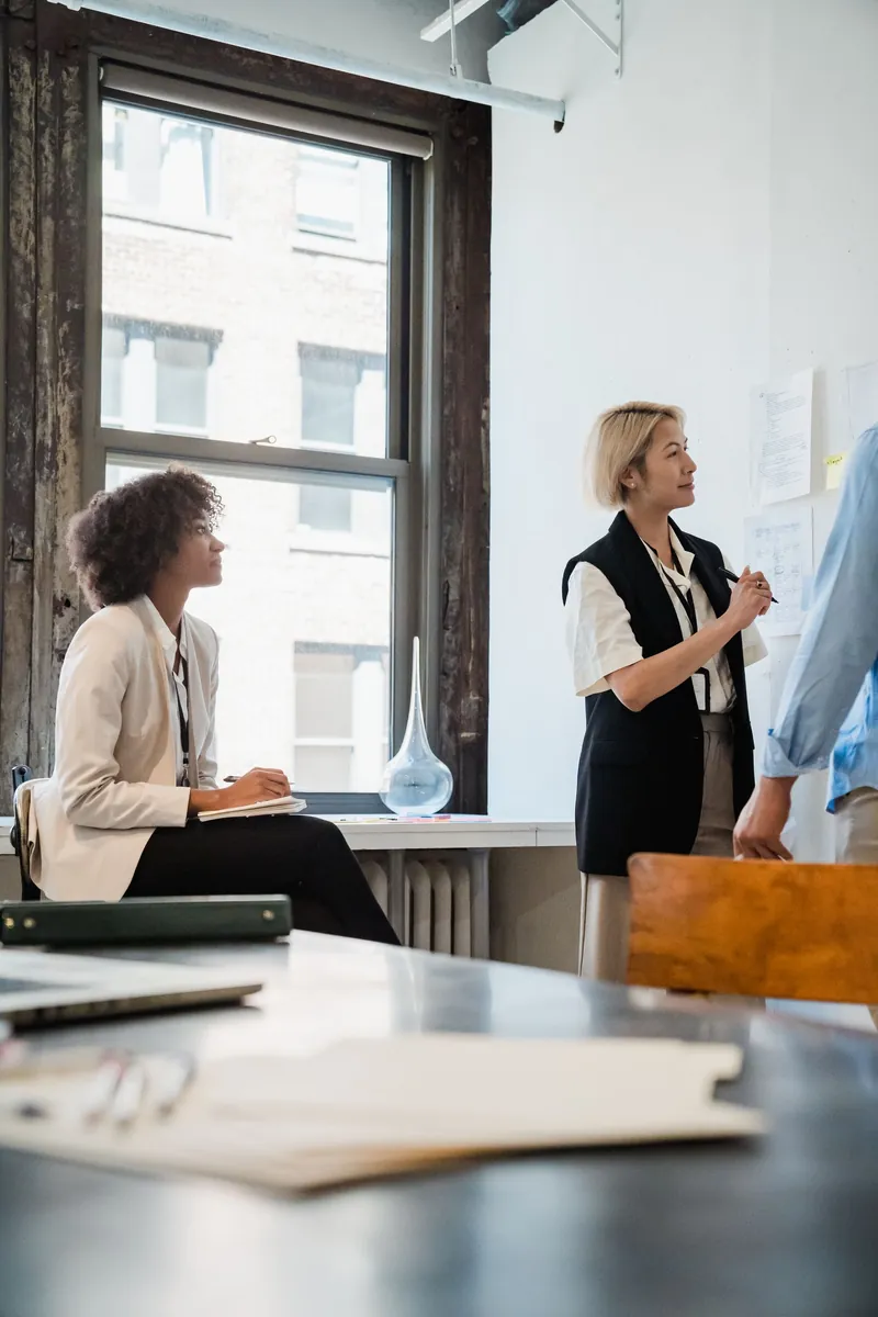 Équipe professionnelle collaborant sur un projet
