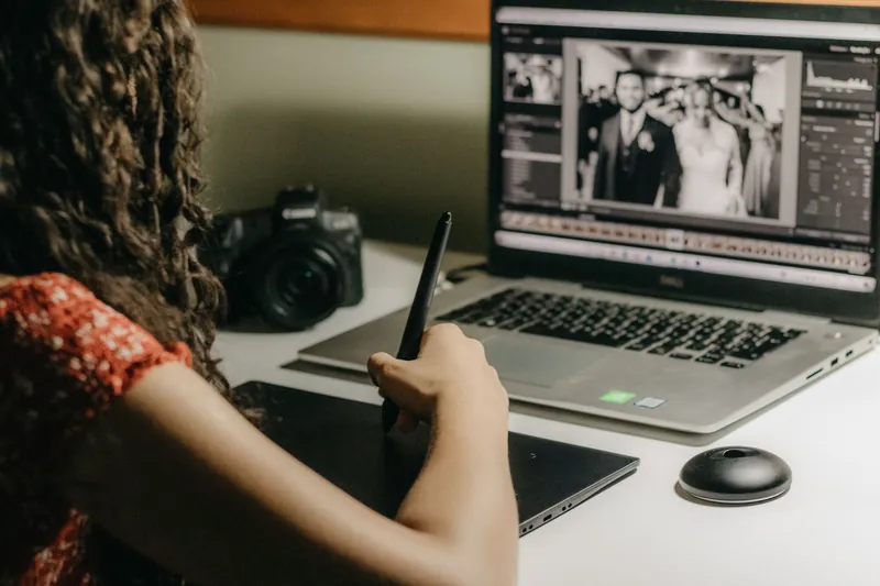 Graphiste travaillant sur tablette et ordinateur