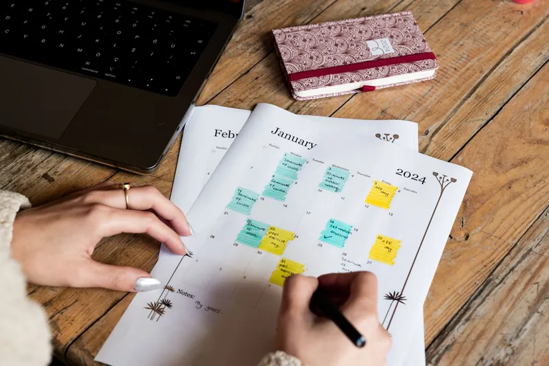 Planification sur des notes adhésives et un calendrier