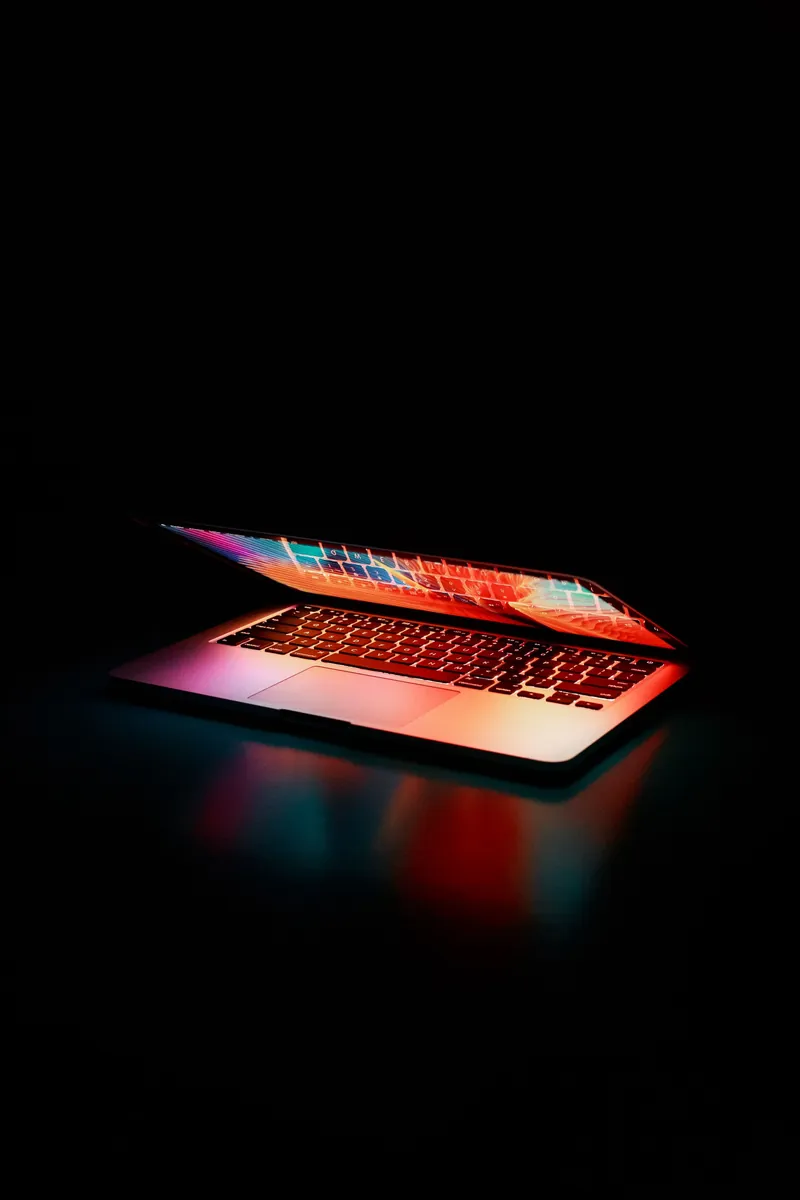 MacBook Pro entrouvert, clavier éclairé