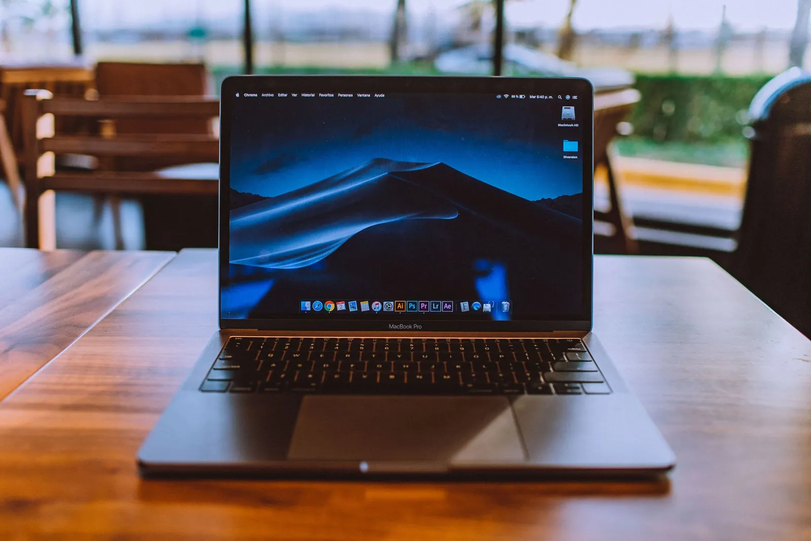 MacBook Pro ouvert sur une table en bois