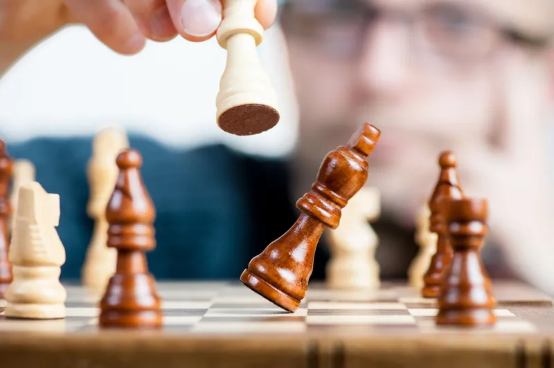 Pièce d&rsquo;échecs déplacée, symbole de stratégie