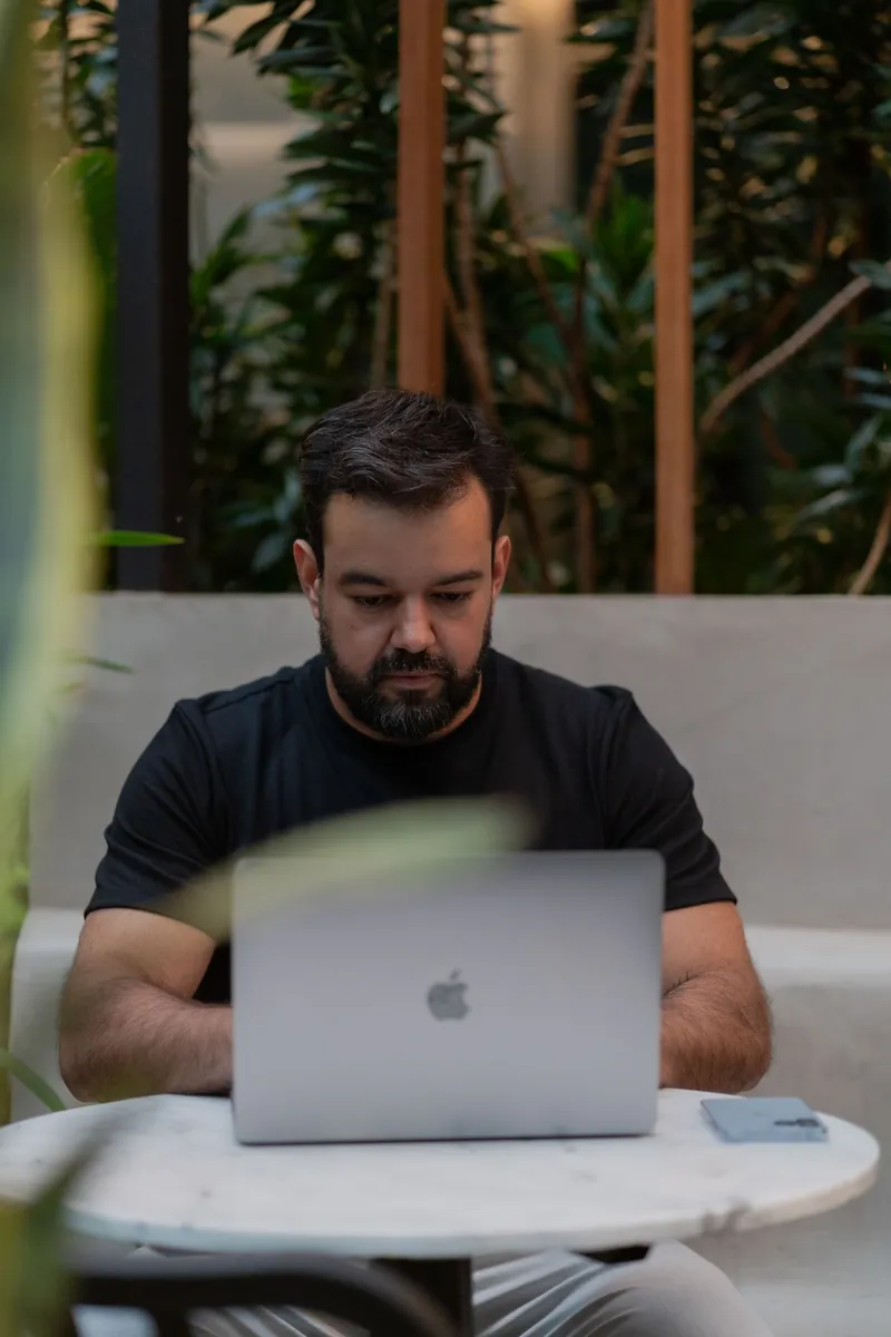 Homme travaillant sur un MacBook