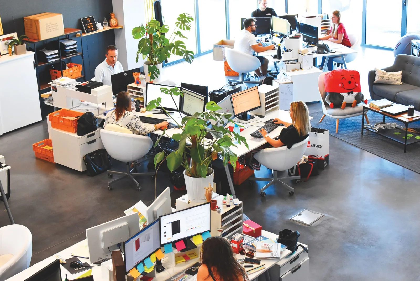 Conseillère recevant des clients dans une agence