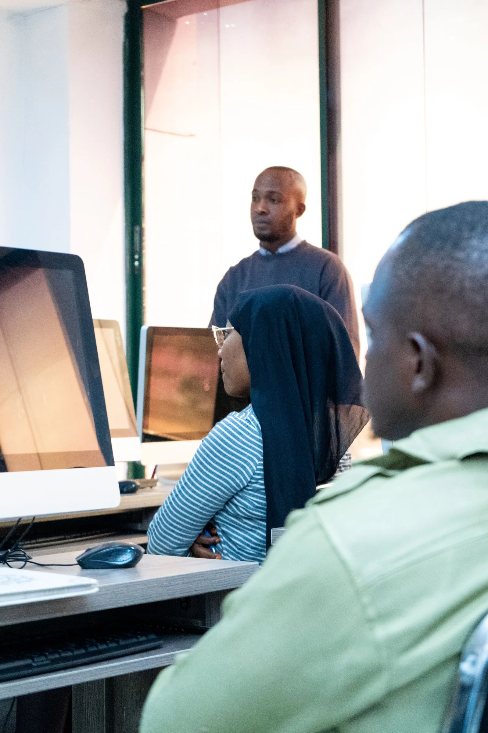 Formation informatique en salle de réunion dans une entreprise de l'Essonne