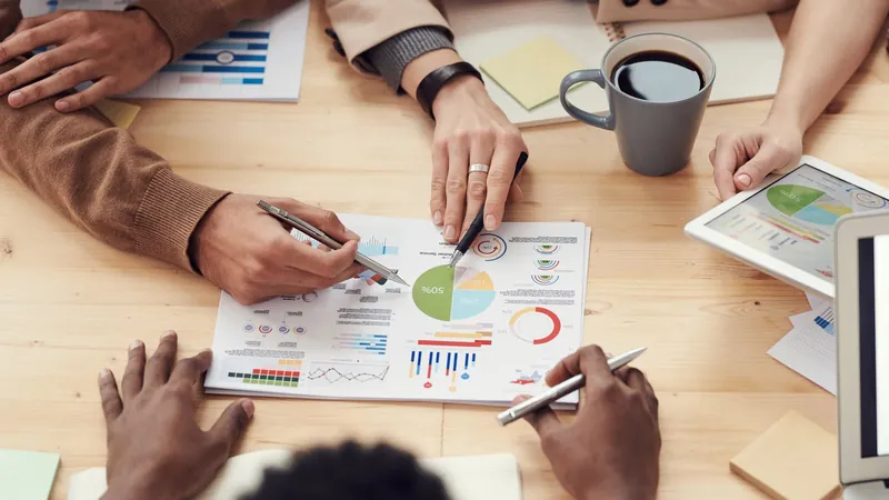 Décideurs analysant des graphiques autour d&rsquo;une table