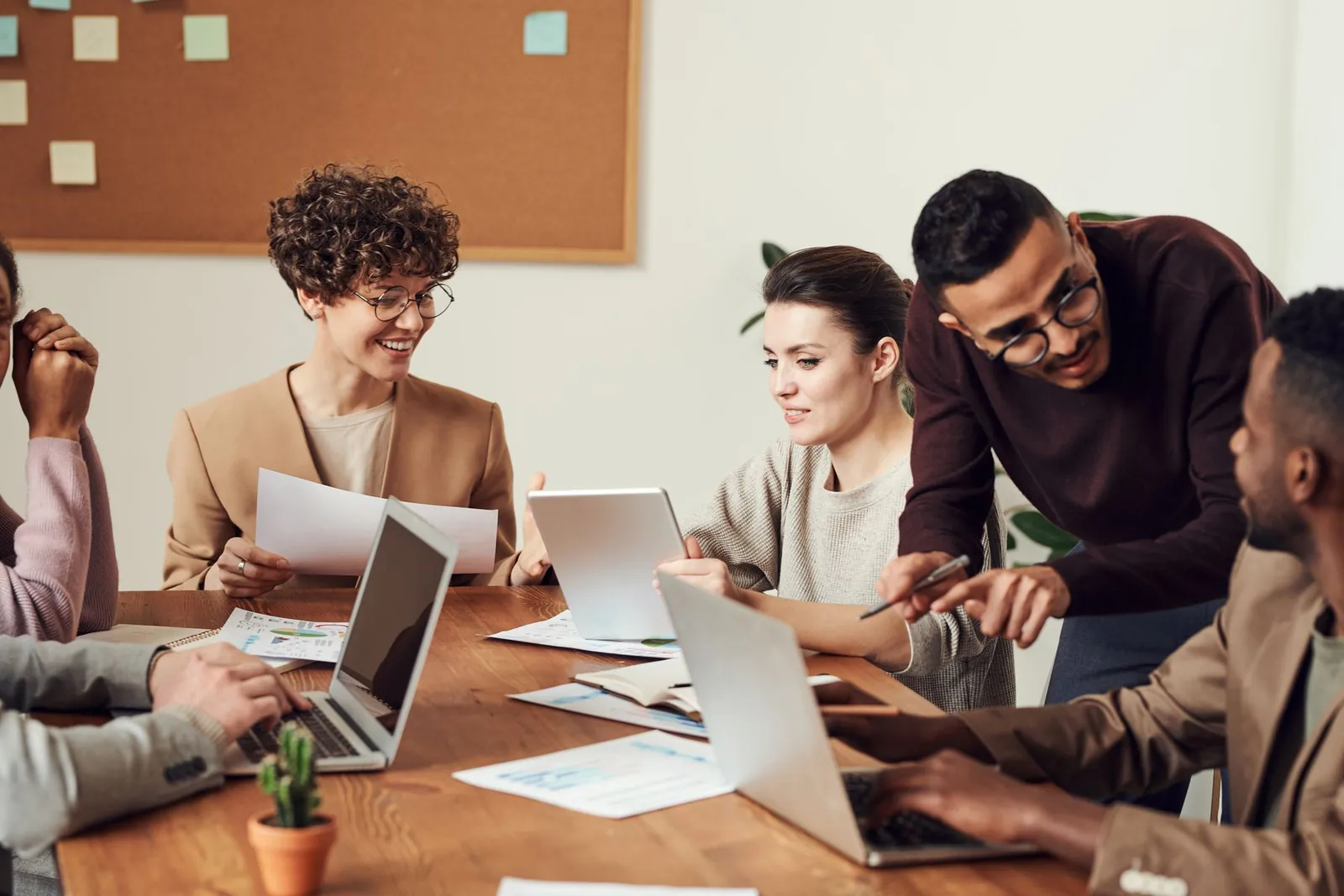 Équipe en formation autour d&rsquo;ordinateurs portables