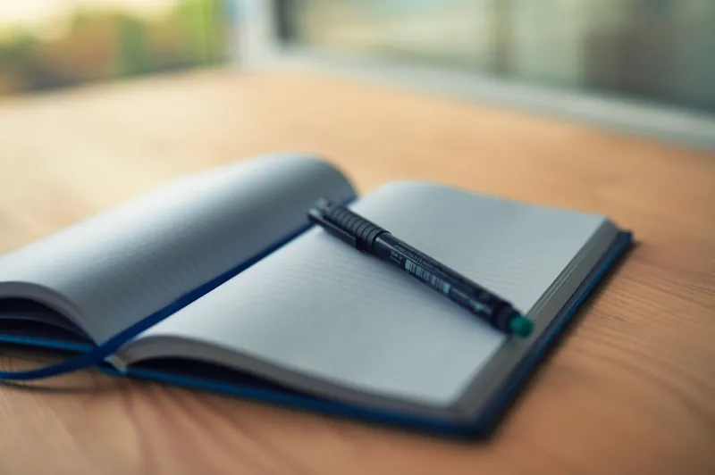 Carnet ouvert et stylo sur une table