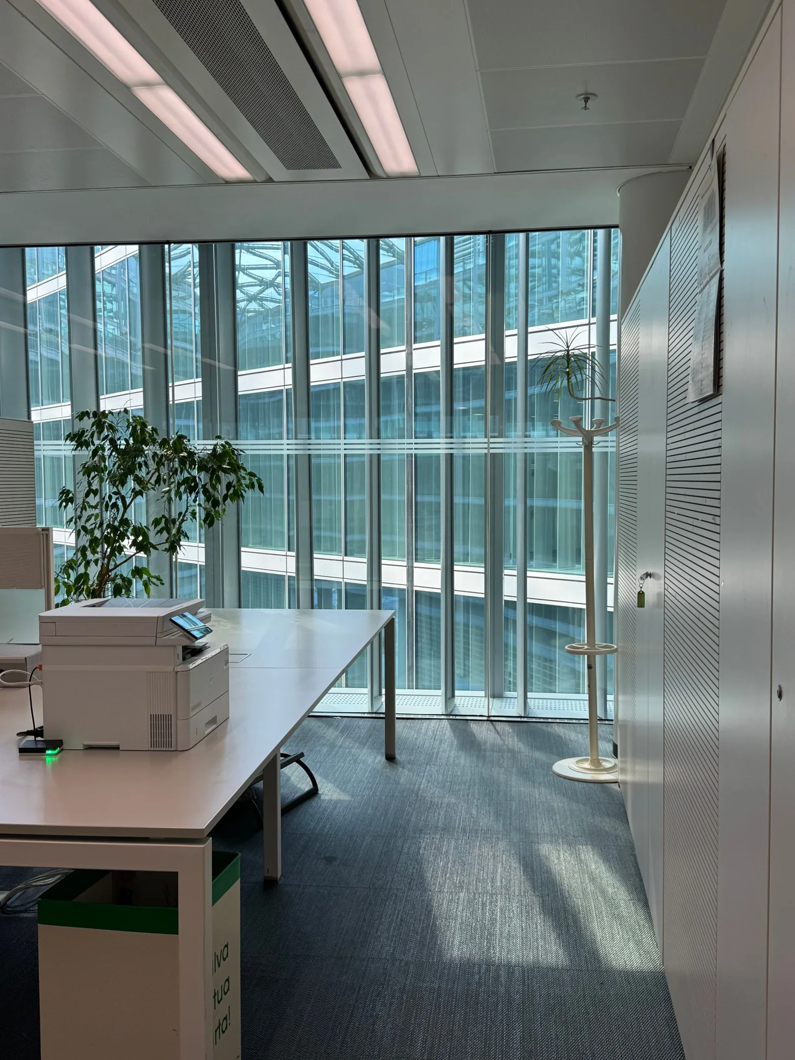 Bureau d'entreprise moderne avec une équipe au travail