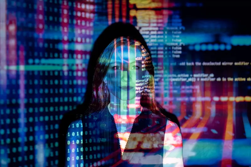 Visage éclairé par des lignes de code