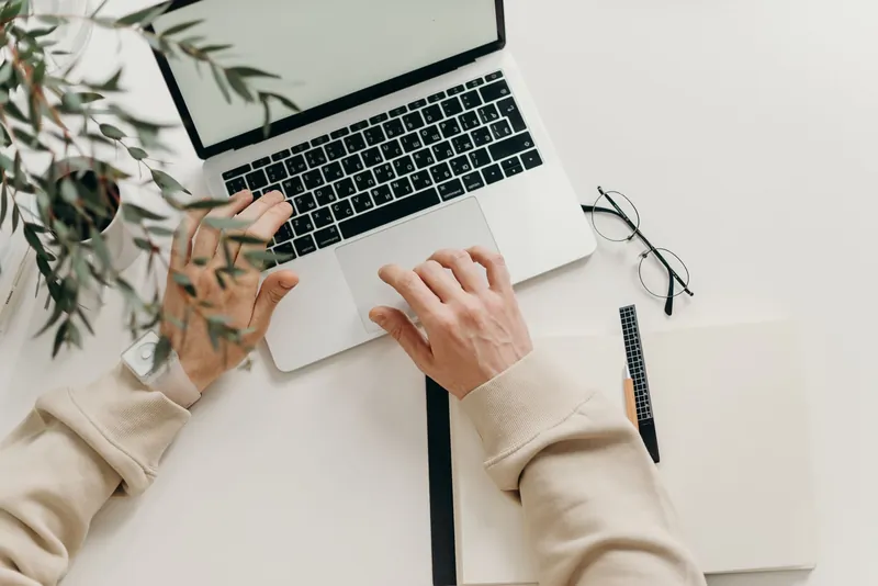 Mains sur le clavier d&rsquo;un MacBook
