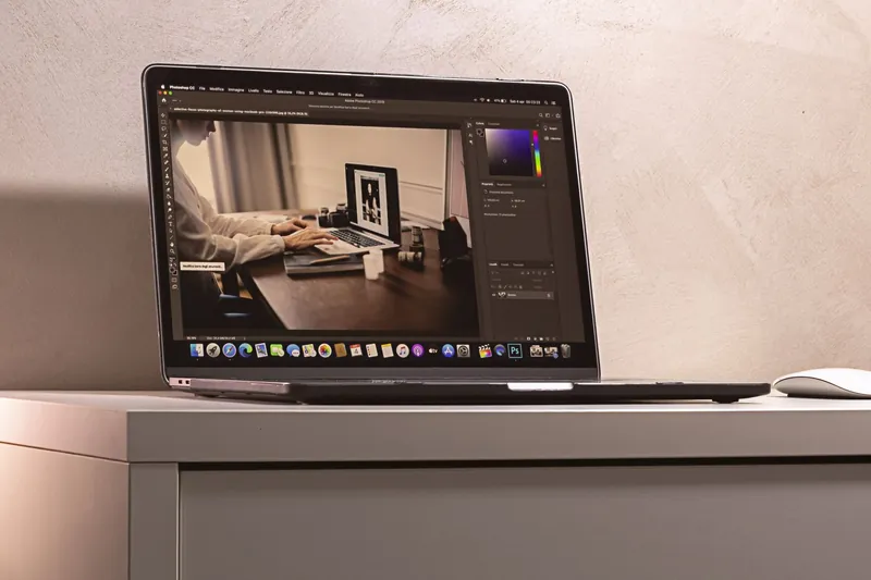 MacBook ouvert sur un bureau