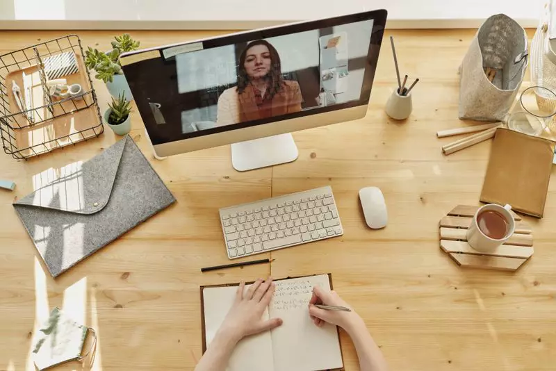 Apprendre avec l'IA sans jugement en autonomie