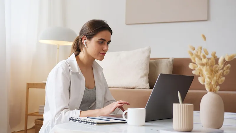Femme travaillant sur son ordinateur portable à la maison