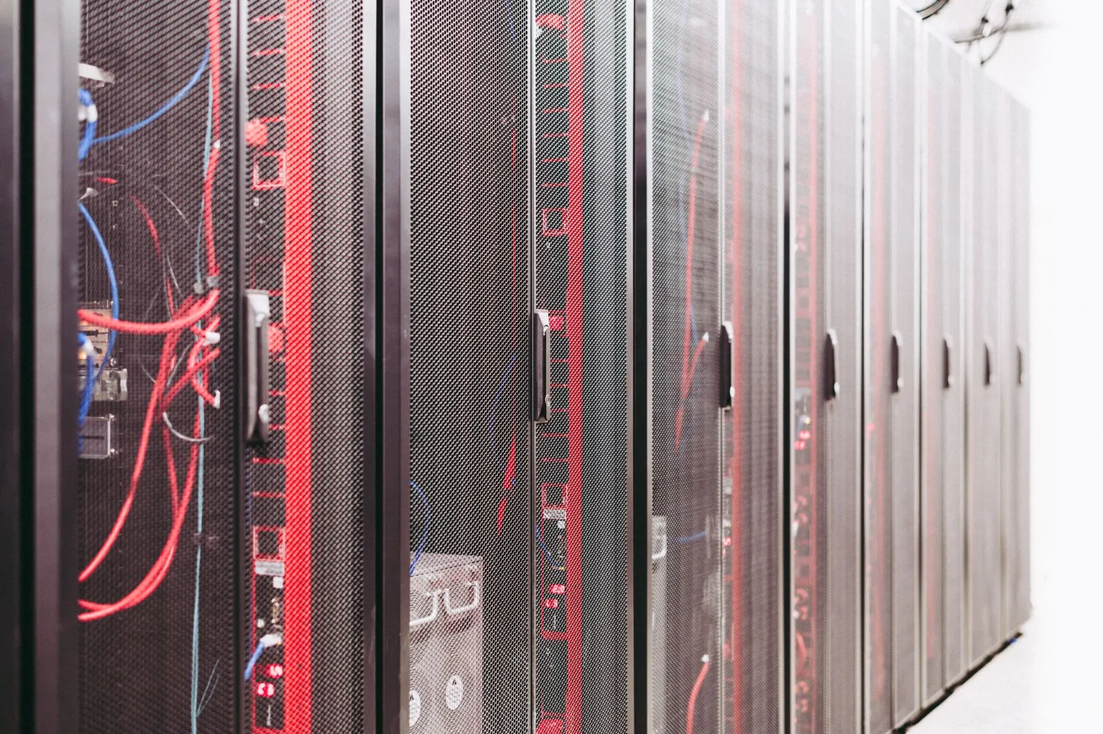 Baies de serveurs informatiques et câblage