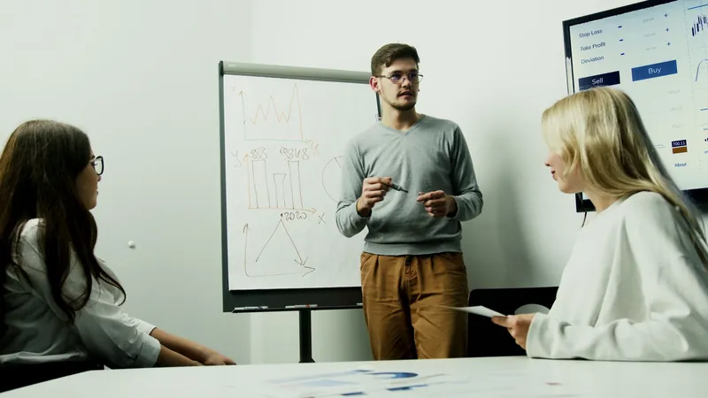 Atelier en salle avec présentation au tableau
