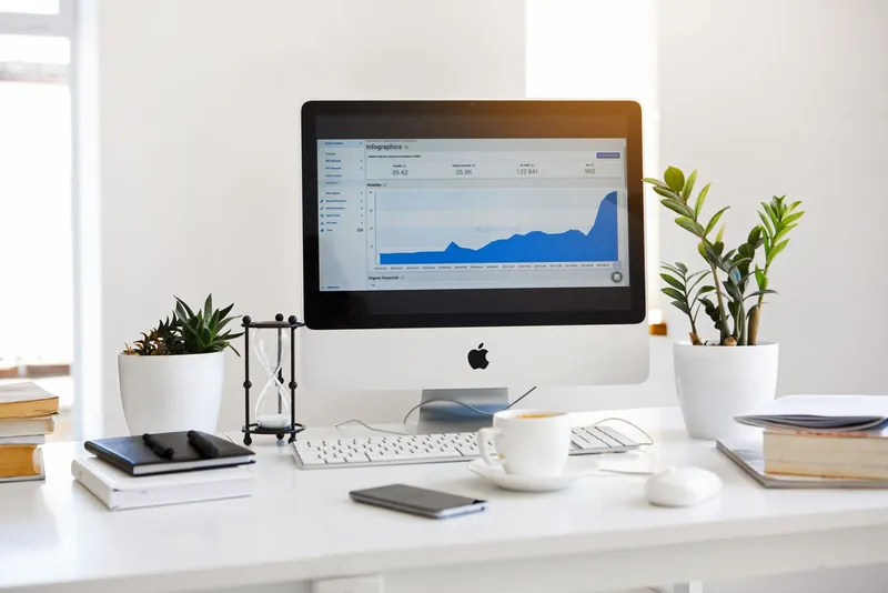 iMac sur un bureau lumineux