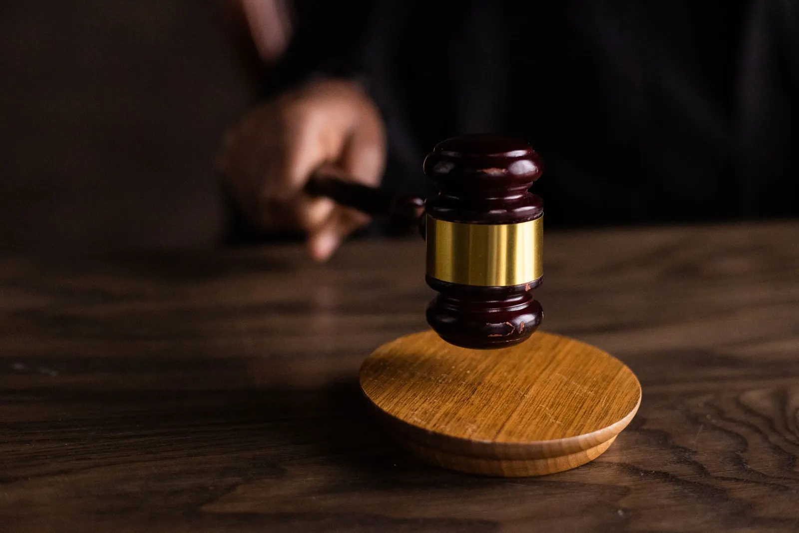Marteau de juge posé sur un bureau
