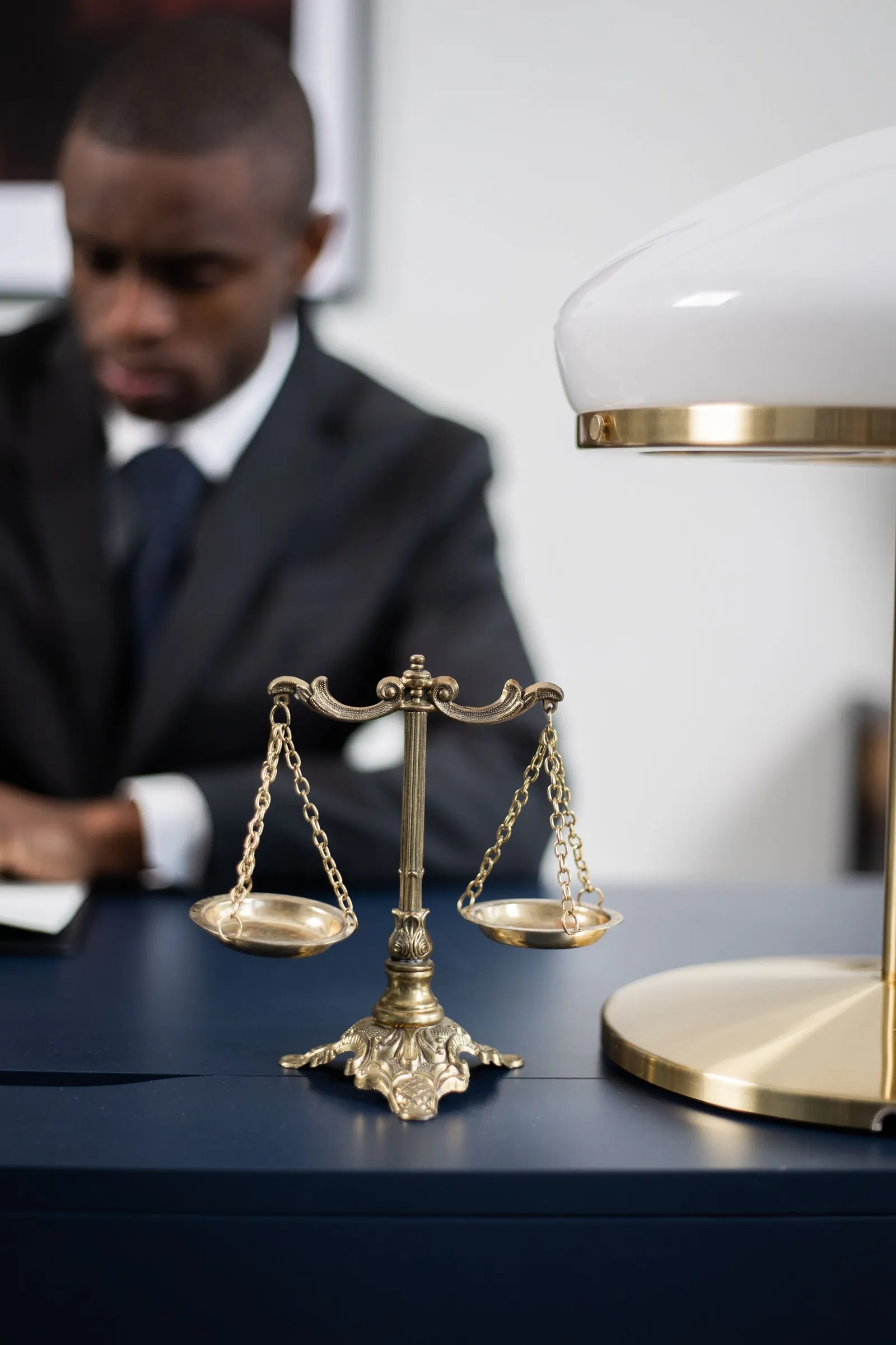 Bureau d&rsquo;avocat avec balance de la justice