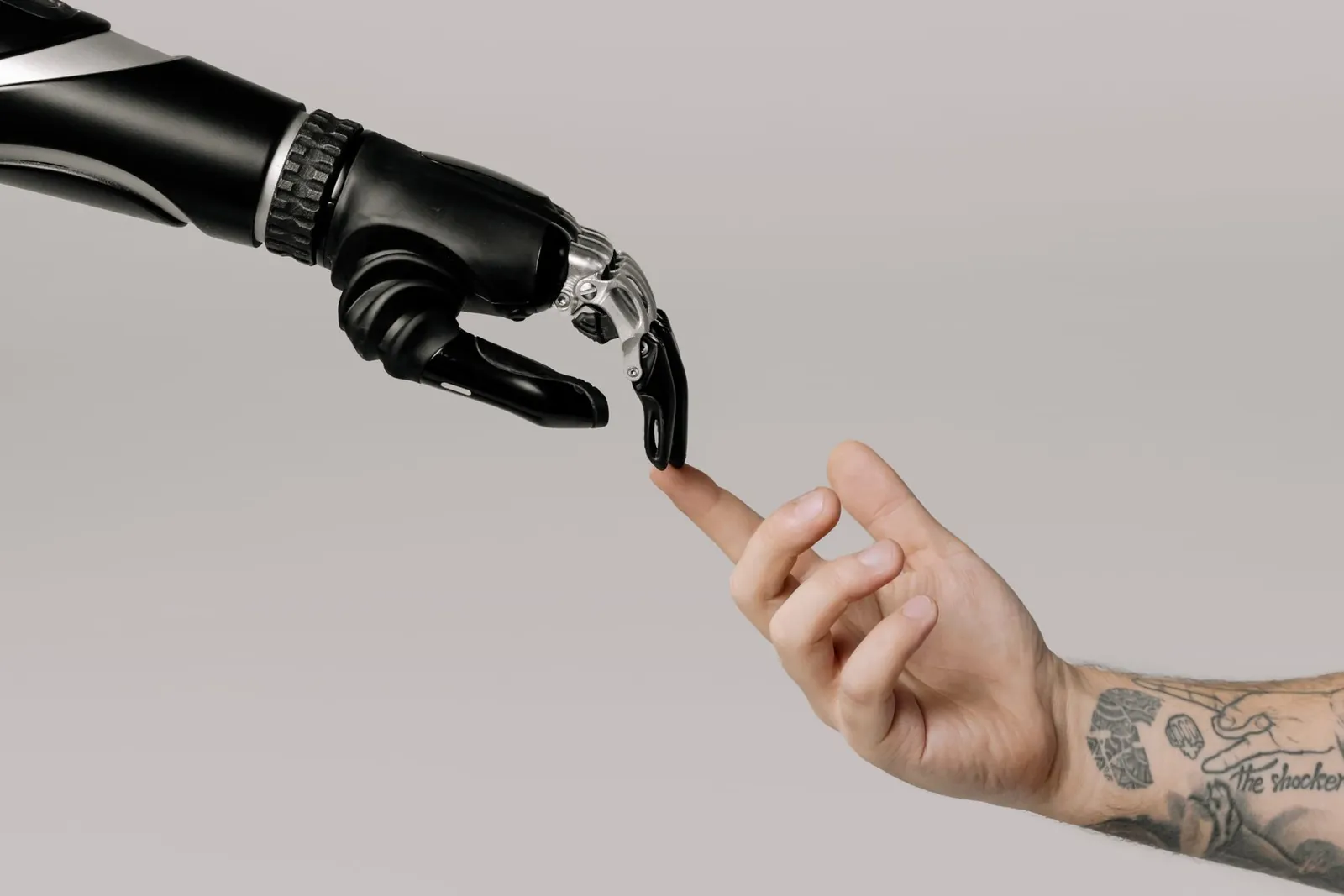 Main robotique tendue vers une main humaine