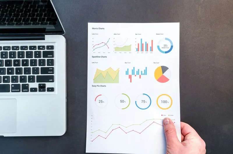 Rapport de graphiques posé devant un ordinateur