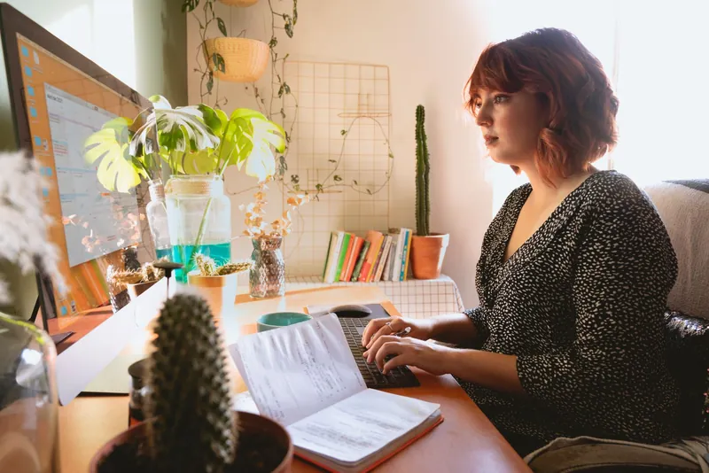 Femme travaillant sur son ordinateur portable