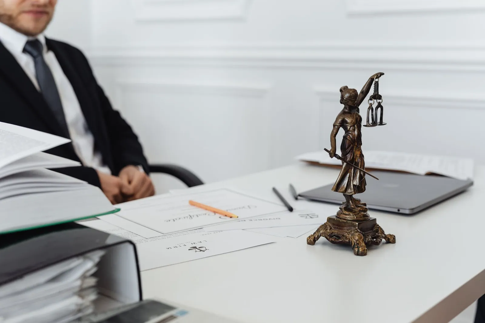 Statuette de la justice sur le bureau d&rsquo;un juriste