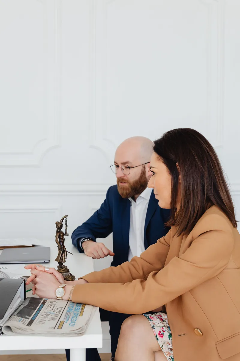 Juristes travaillant ensemble au bureau