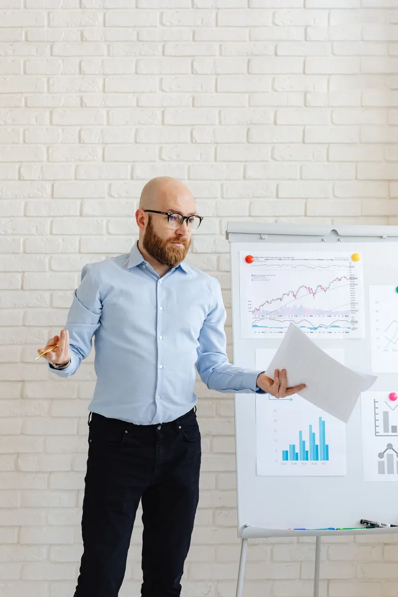 Formateur présentant devant un tableau en entreprise