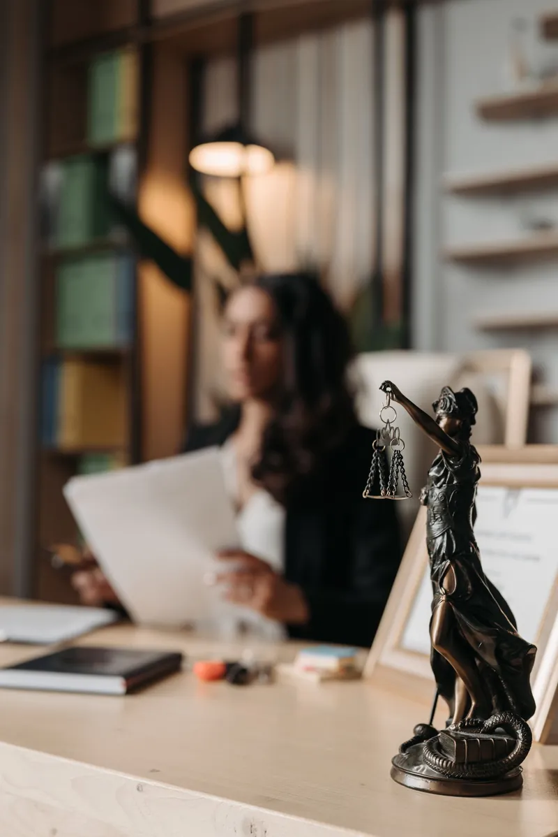 Juriste travaillant sur un dossier