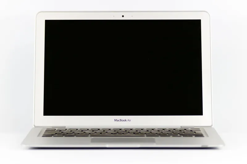 MacBook Air ouvert sur fond clair
