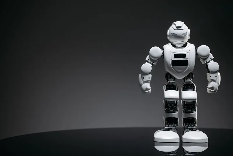 Petit robot humanoïde sur fond noir