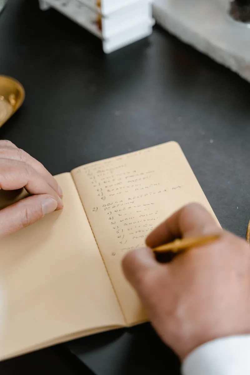 Carnet de notes et stylo sur un bureau