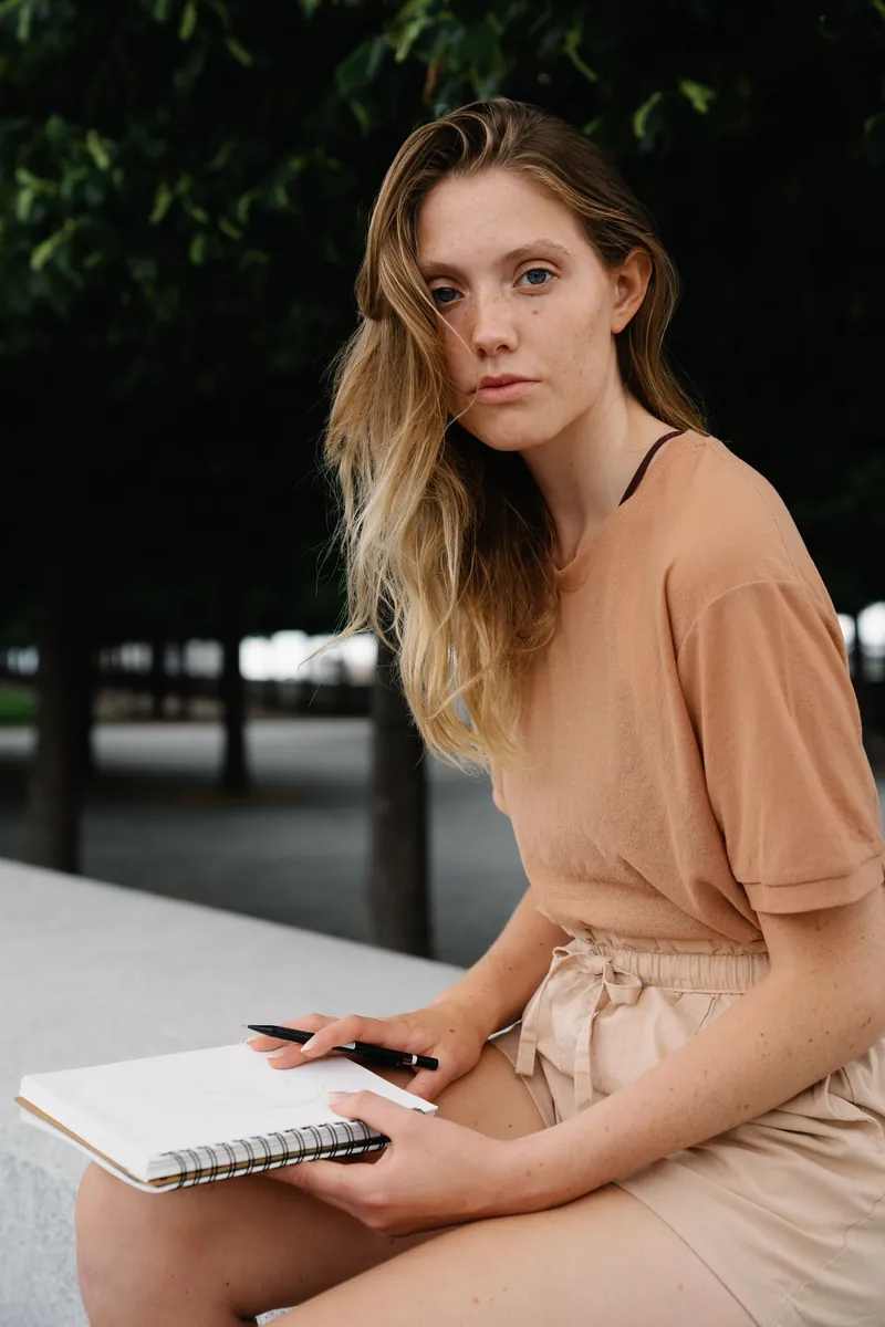 Femme écrivant dans un carnet